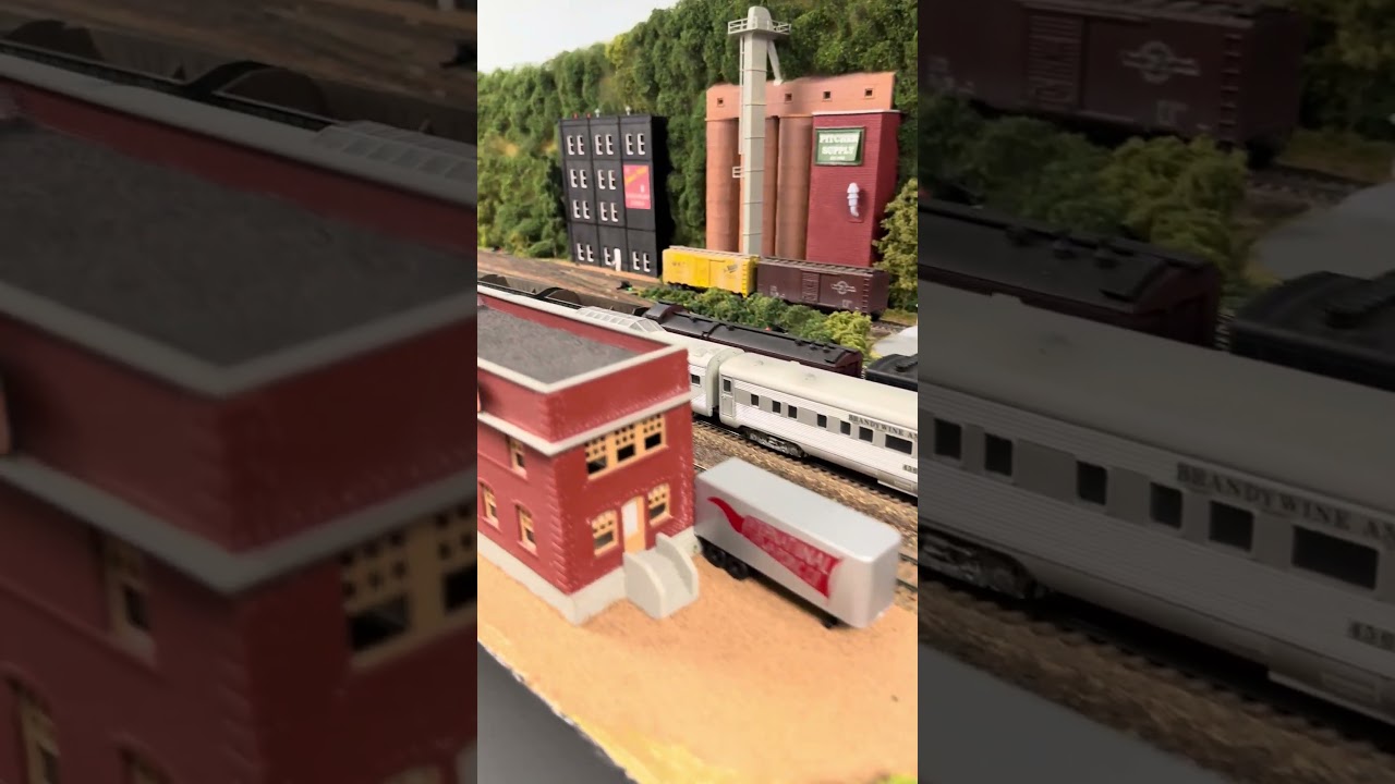 Incredible detail on this layout!! #trains #modelrailroad
