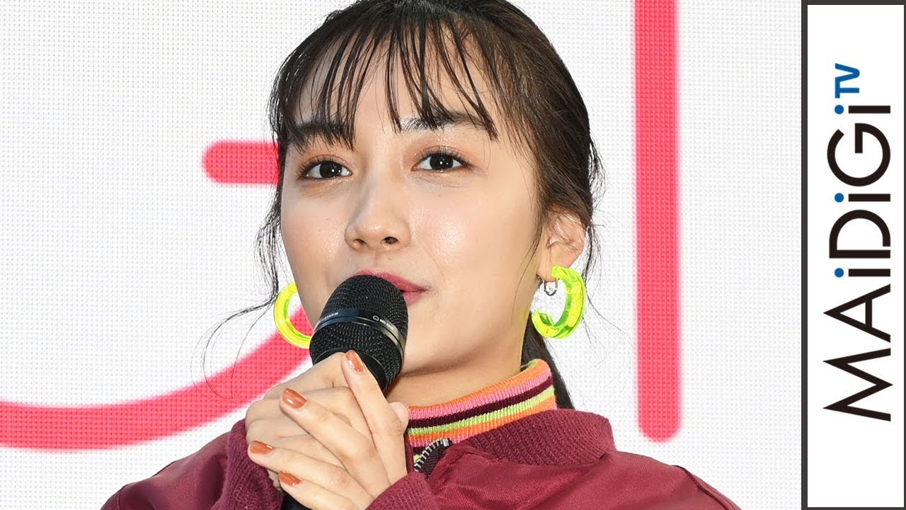黒木ひかり、&ldquo;神的美少女&rdquo;がミニスカで元気に脚見せ　ネオンカラーのニット＆イヤリングでポップに