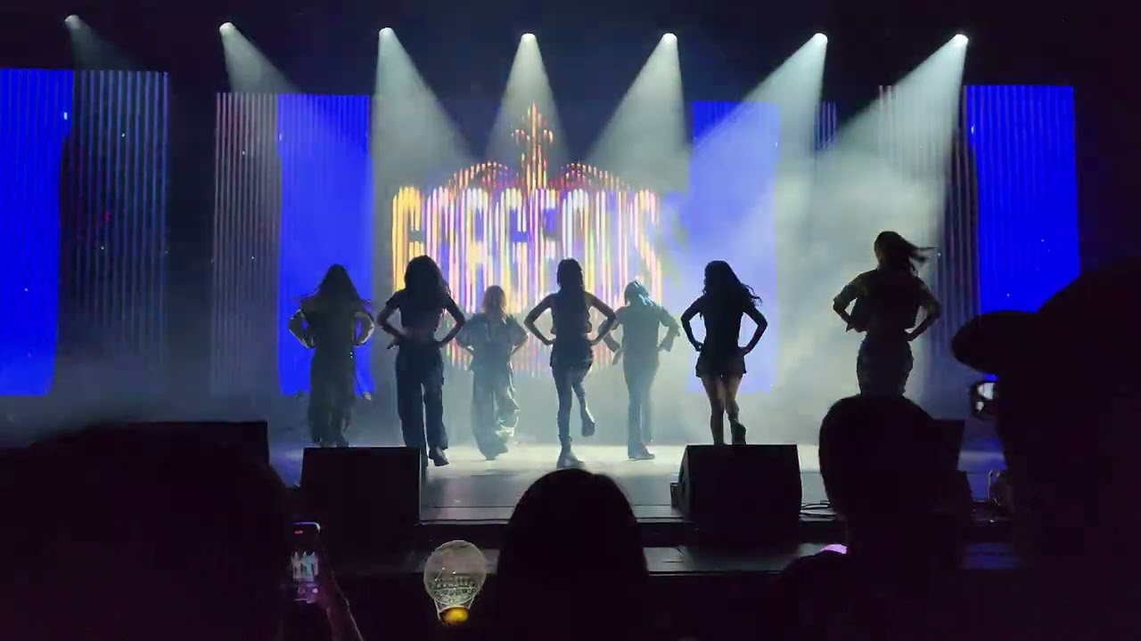 Dreamcatcher (드림캐쳐) - OOTD + Black or White | 241113 | Seattle - Luck Inside 7 Doors [4k60 FANCAM]