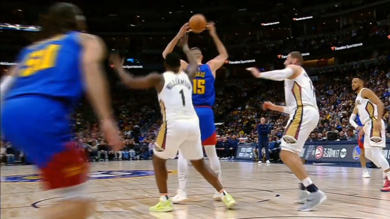 Nikola Jokic insane no look over the head pass to Aaron Gordon for dunk 😱