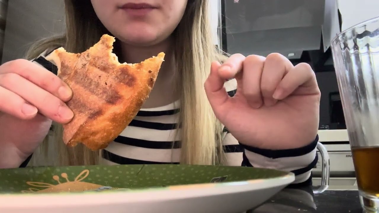 Uzayan Kaşarlı Tost ASMR 🧀 ASMR Eating Sounds
