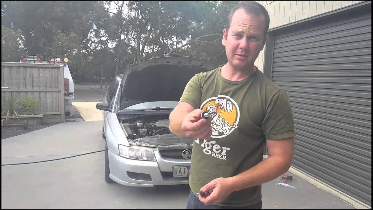 Замена масла и фильтра в автомобиле Holden VZ Commodore (HD).