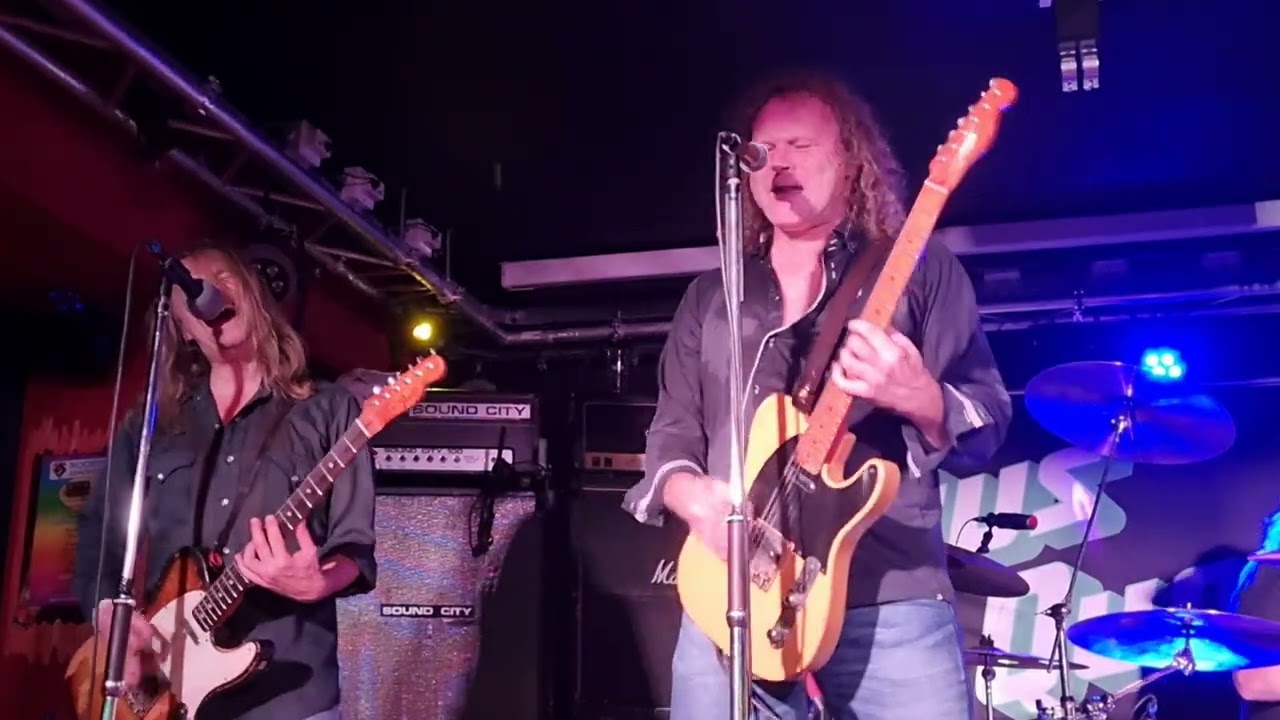 Status Quotes - She don't fool me live in Katwijk 2022