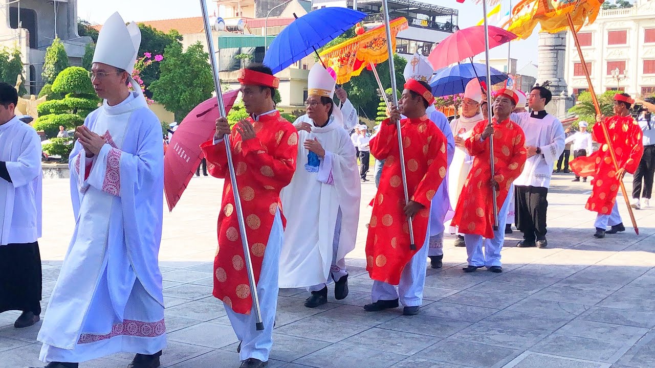 Đón Đoàn Lễ Nghi Vào Dâng Thánh Lễ Do Quý Đức Cha Chủ Sự Thánh Lễ Tạ Ơn Tại Đền Thánh Phú Nhai