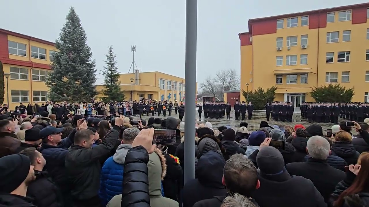 Festivitatea de absolvire - Garda drapelului în fața formației și intonarea imnului 