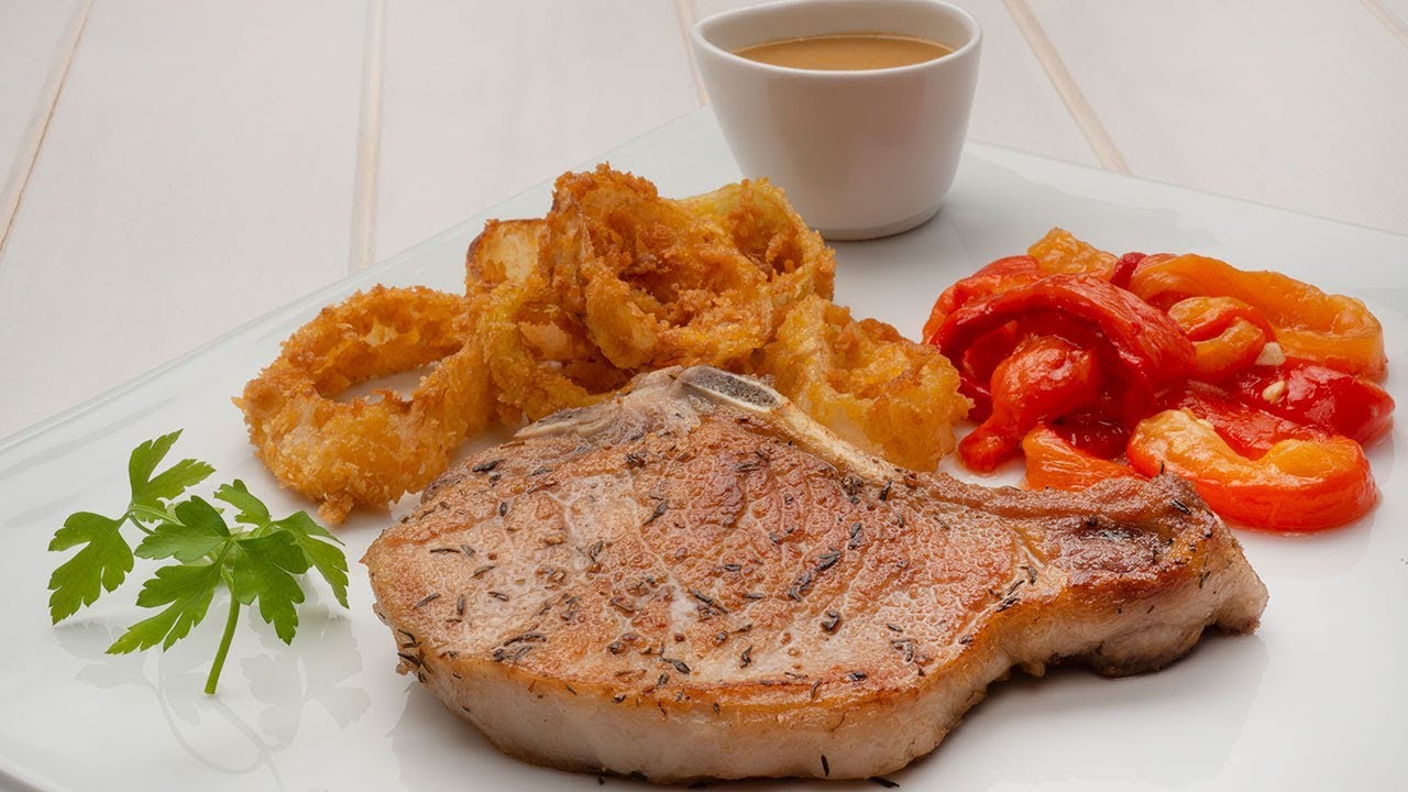 Chuletas de cerdo con pimientos asados y aros de cebolleta - Cocina Abierta de Karlos Arguiñano