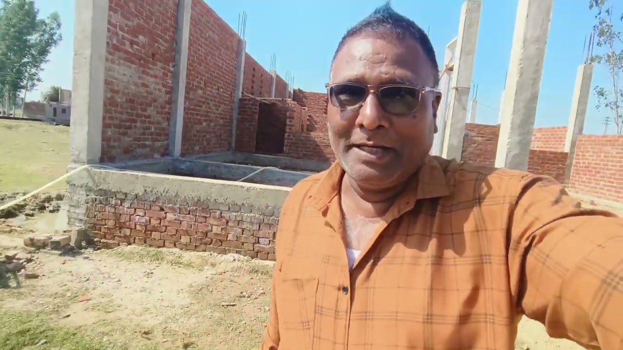 March 4, 2026 होली में आ गए गांव ।। लखनऊ वाले मकान में दरवाजे लगने हुए शुरू