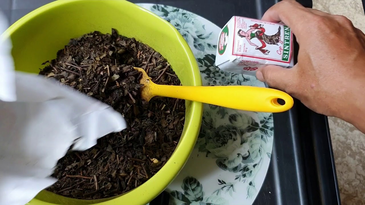Meracik Teh Mondo, teh aromatik khas Jawa Tengah (Mixture of Java traditional tea leaf)