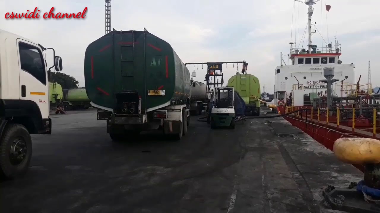 minyak sawit di bongkar dari kapal