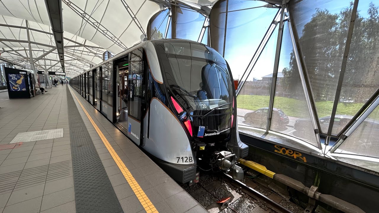 Arrivé d’un métro de la ligne 5 + trajet entre Eddy Merckx et Erasme