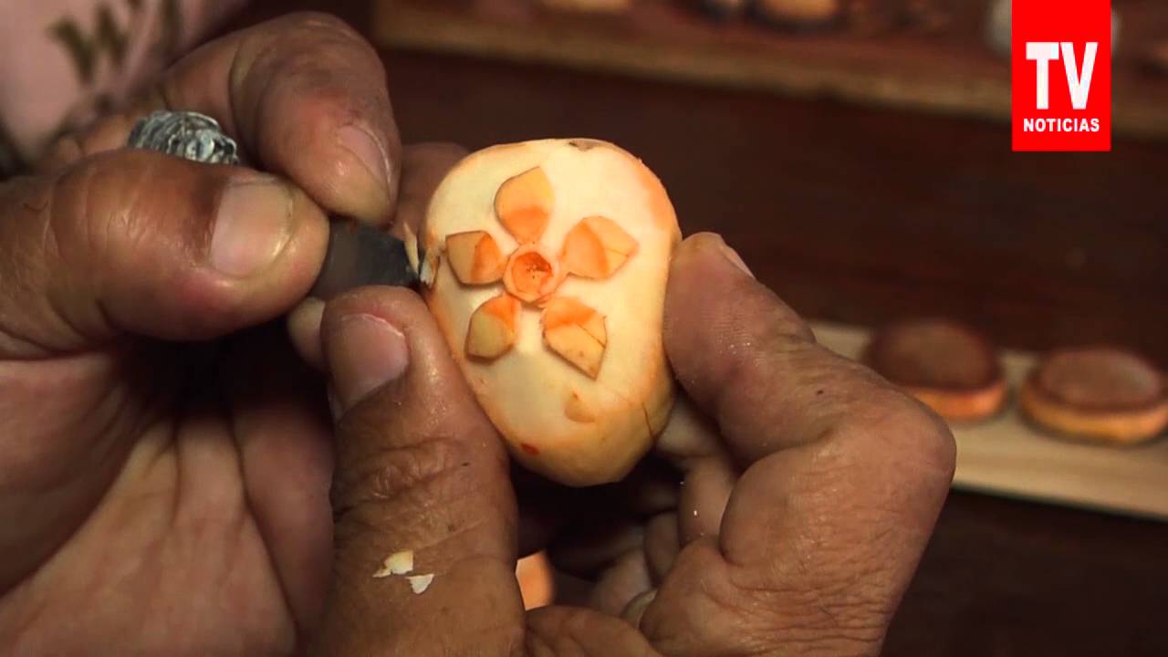 Artesanía en cuesco de Palta