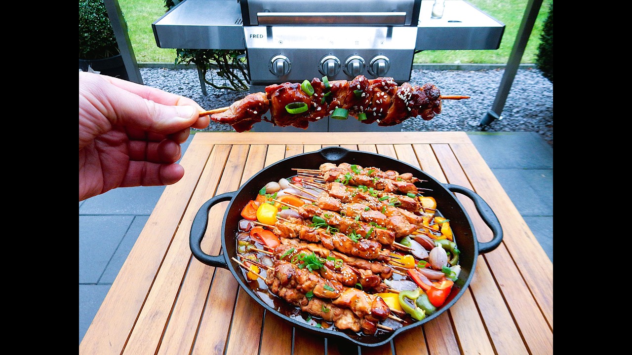 Schaschlik aus dem Pfanne oder Chicken Teriyaki Schaschlik. BBQ
