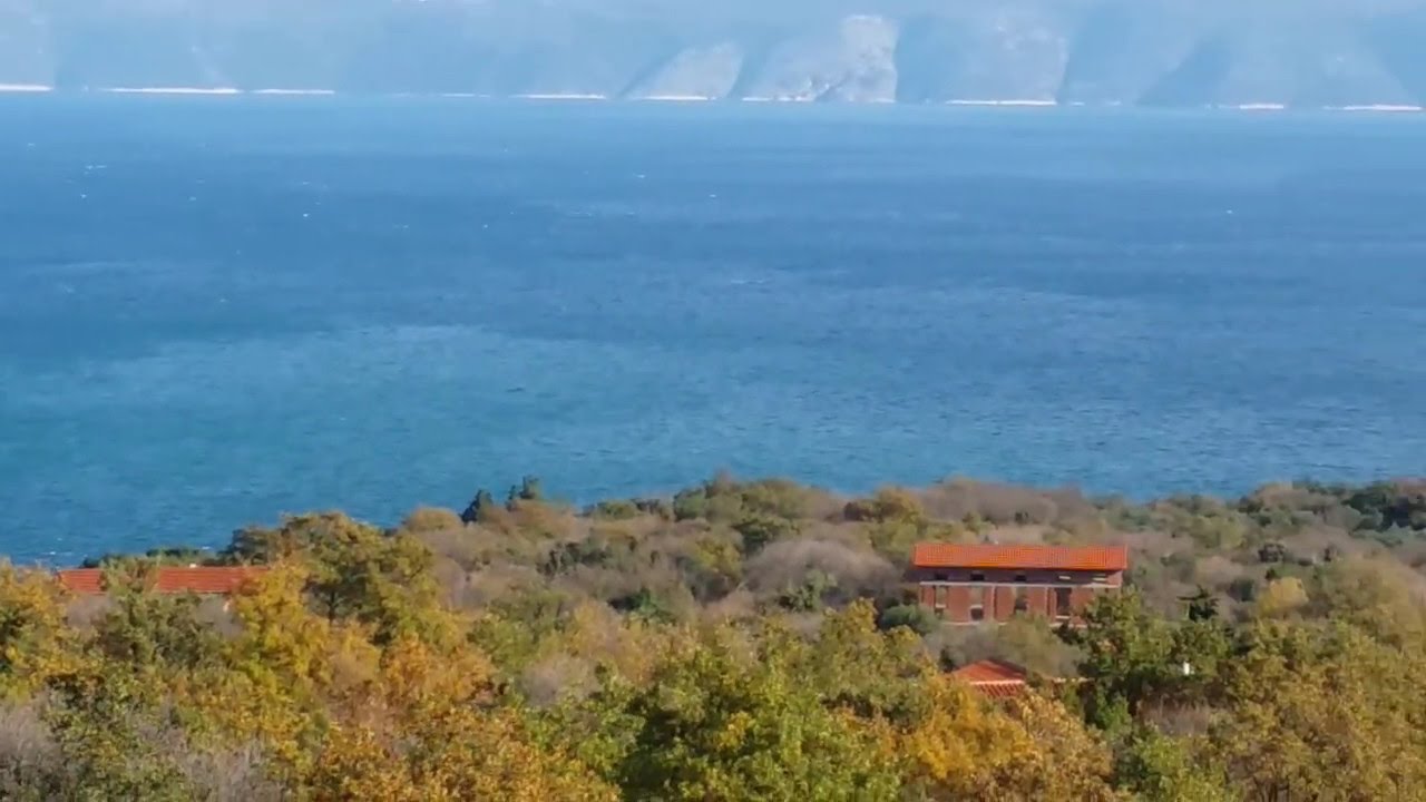 Građevinsko zemljište Drenje sa modernom vilom u novogradnji - fantastičan pogled