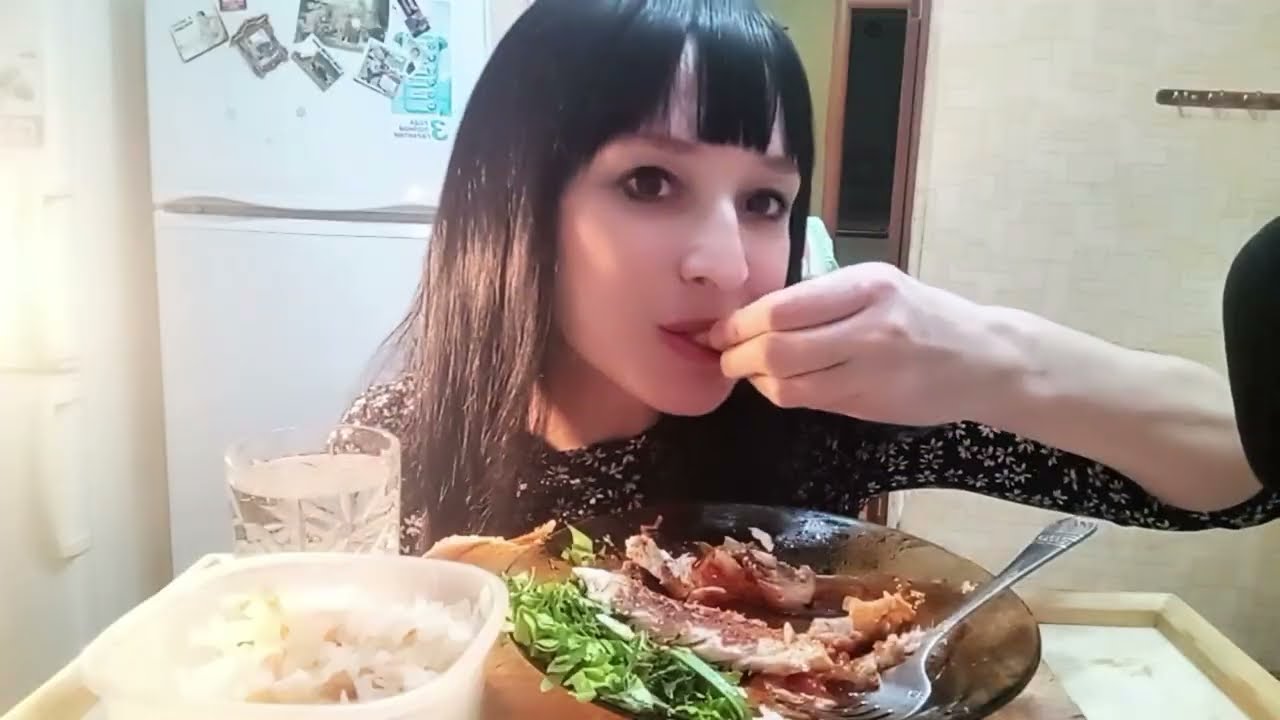 МУКБАНГ/ЖАРЕХА ПО ДЕРЕВЕНСКИ.БЕРШ С КАРТОШКОЙ.