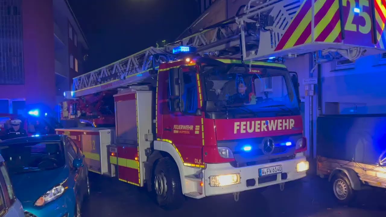 So sieht es aus, wenn die Feuerwehr in Wuppertal wegen parkender Autos feststeckt