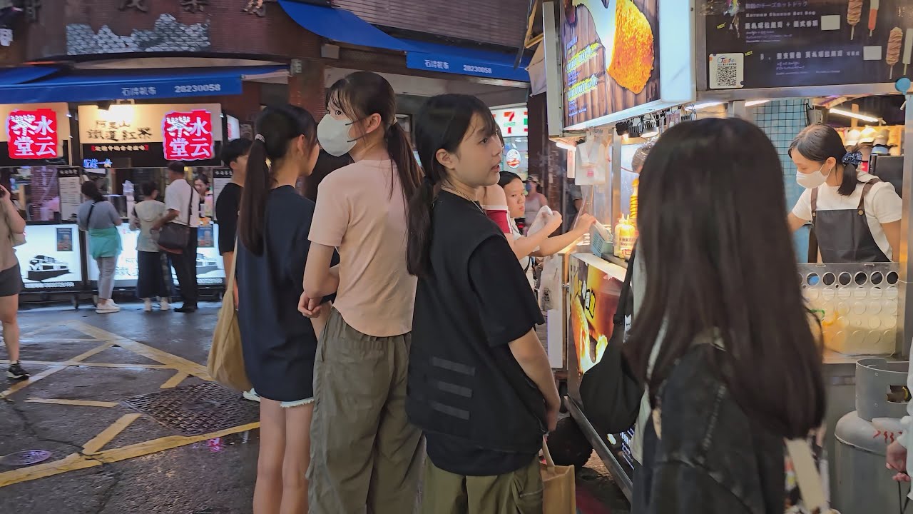 台北士林夜市藏着神秘小庙，烤肠帝王蟹，还有实惠百元盒饭/Shilin Night Market/Taipei