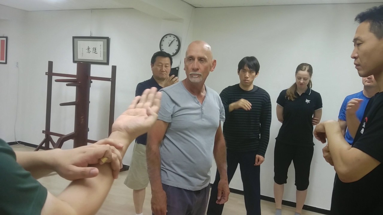 영춘권 사부 Sifu Mark Spence Using the outside of a Circle in Chi Sau