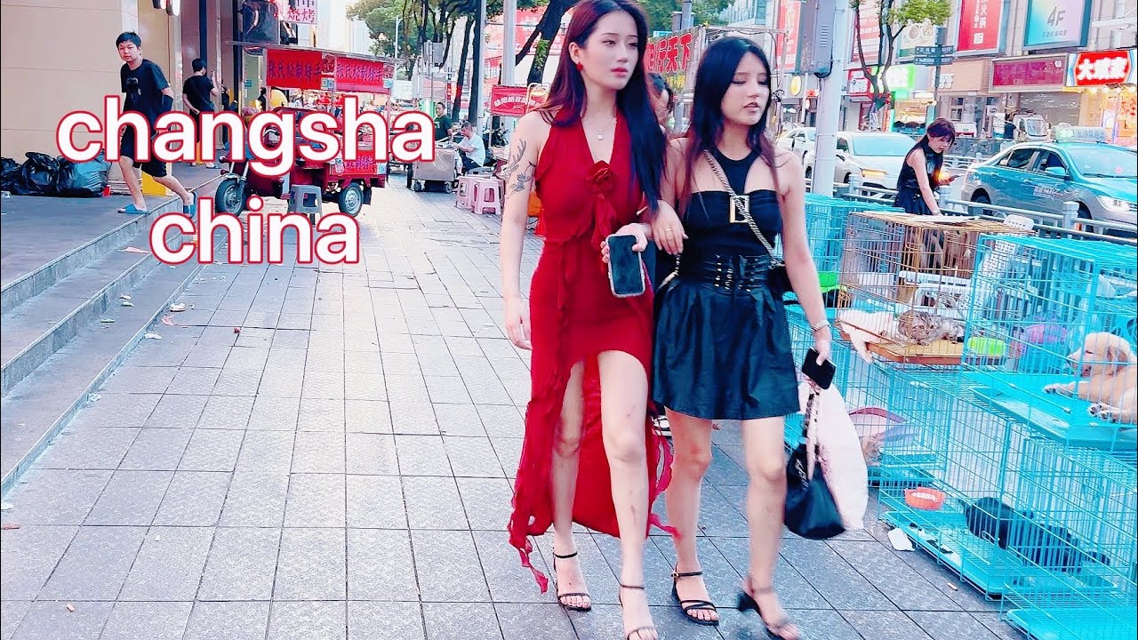 酒吧街的空气里弥漫着醉人的芬芳，诱惑着每一个渴望自由的心灵Chinaחרסינה      בחורה סינית Belleza callejera china جمال الشارع الصيني
