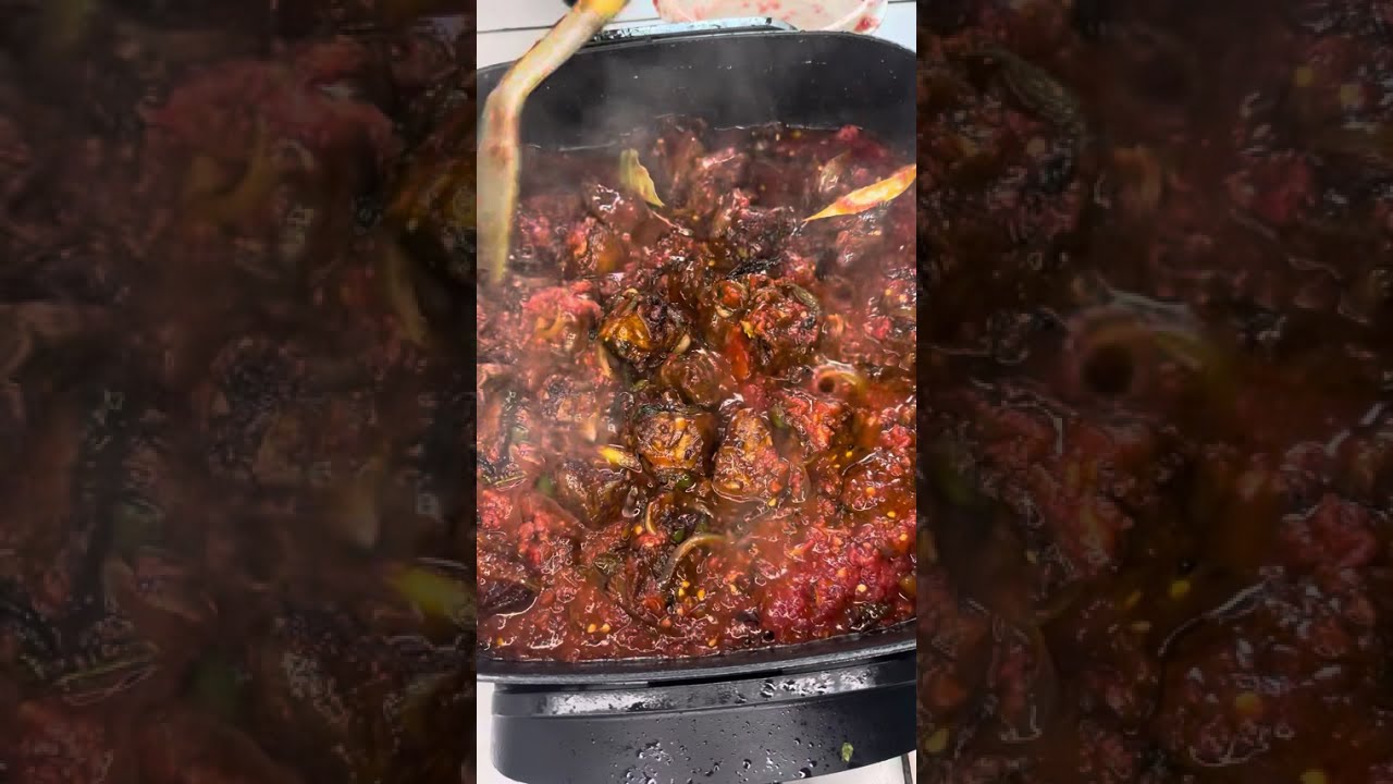 Ni gute woteka isosi n inyama. How do you cook meat sauce?