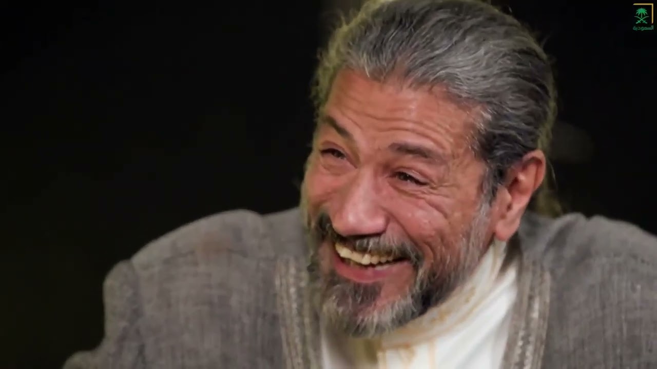 قرر الفنان إبراهيم الحساوي أن يمنح الـ 100 ألف ريال لصديقه الشاعر أحمد الملا…