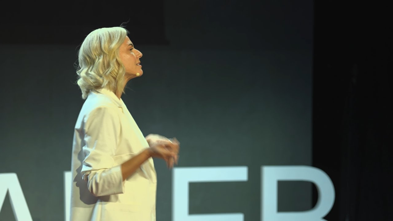 &Epsilon;ί&mu;&alpha;&iota; &sigma;&chi;&epsilon;&delta;&iota;ά&sigma;&tau;&rho;&iota;&alpha; &mu;ό&delta;&alpha;&sigmaf;;  | Christina Kontova | TEDxAUEB
