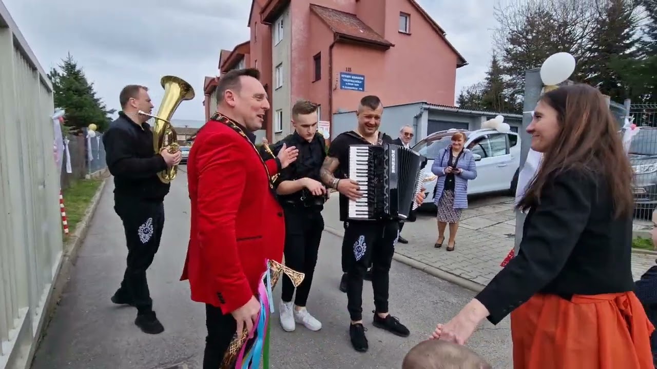 Szalony wita gości u pani młodej ❤️❤️🎷🎷