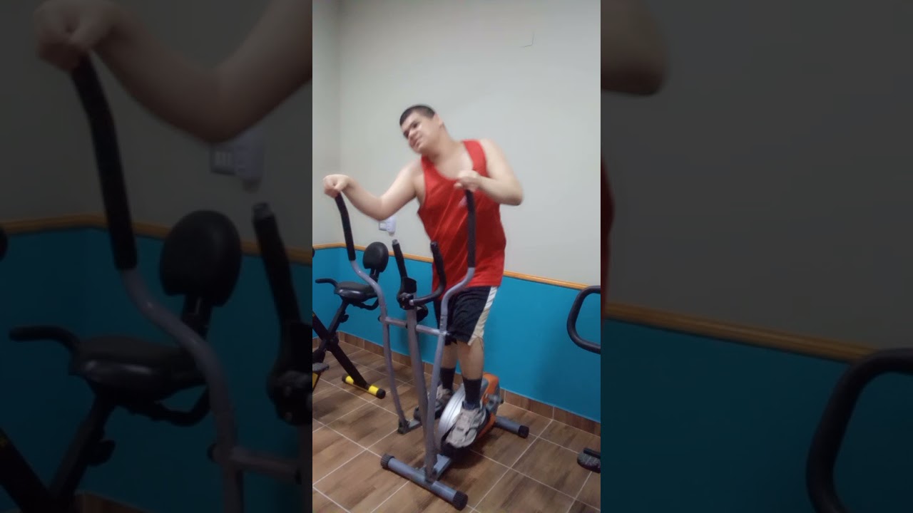 HACIENDO EJERCICIO EN LA ELÍPTICA🚴‍♂️