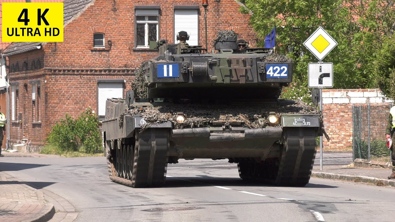 Kompanie Kampfpanzer Leopard 2 fährt durch Ortschaft #Straßensanierung