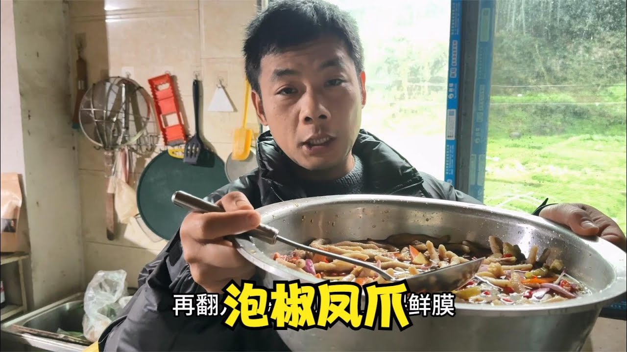 年货节期间，雨锅选了个摊位，做了几样拿手美食准备去摆摊