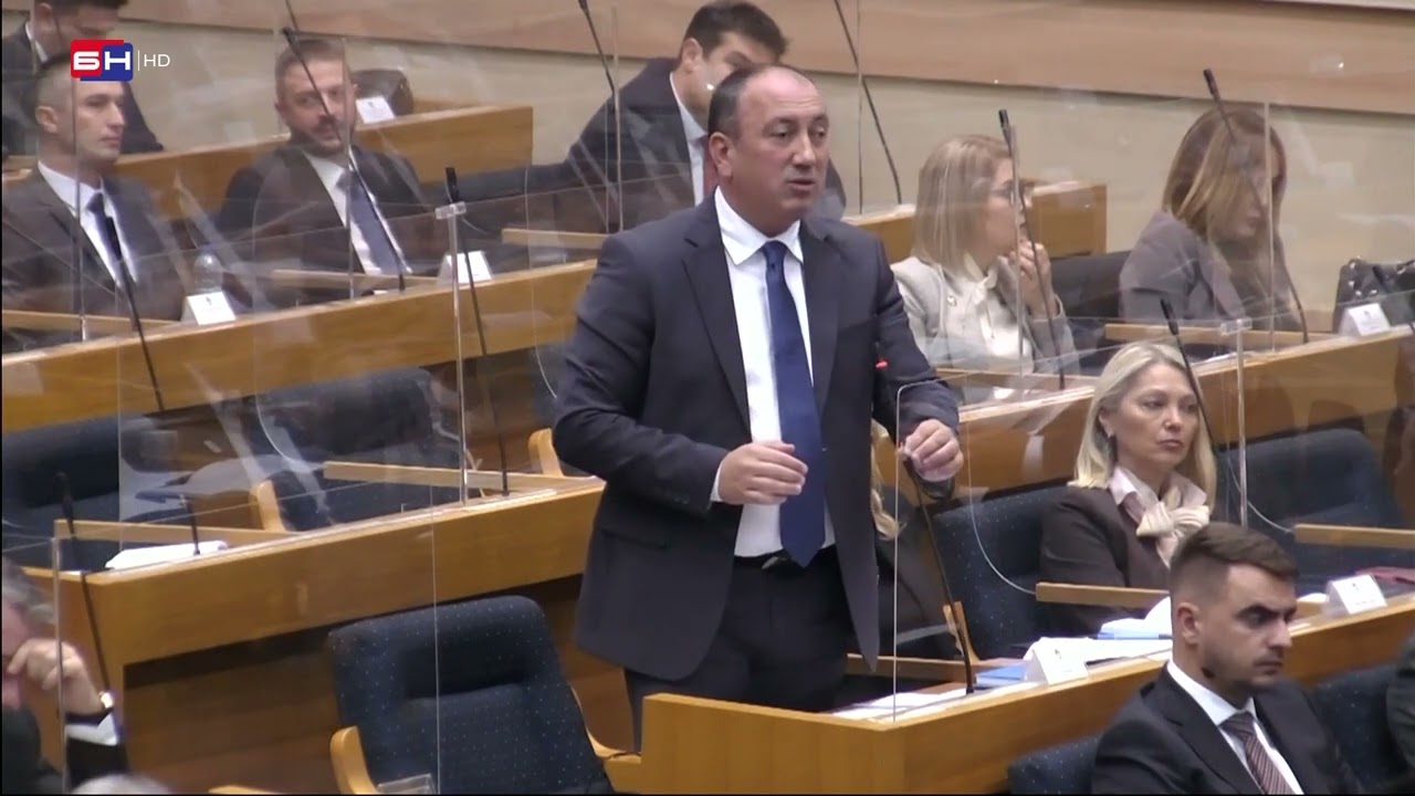 Crnadak žestoko udario na Radulovićku: Gospođo, ovo je Skupština, a ne SNSD prelo!