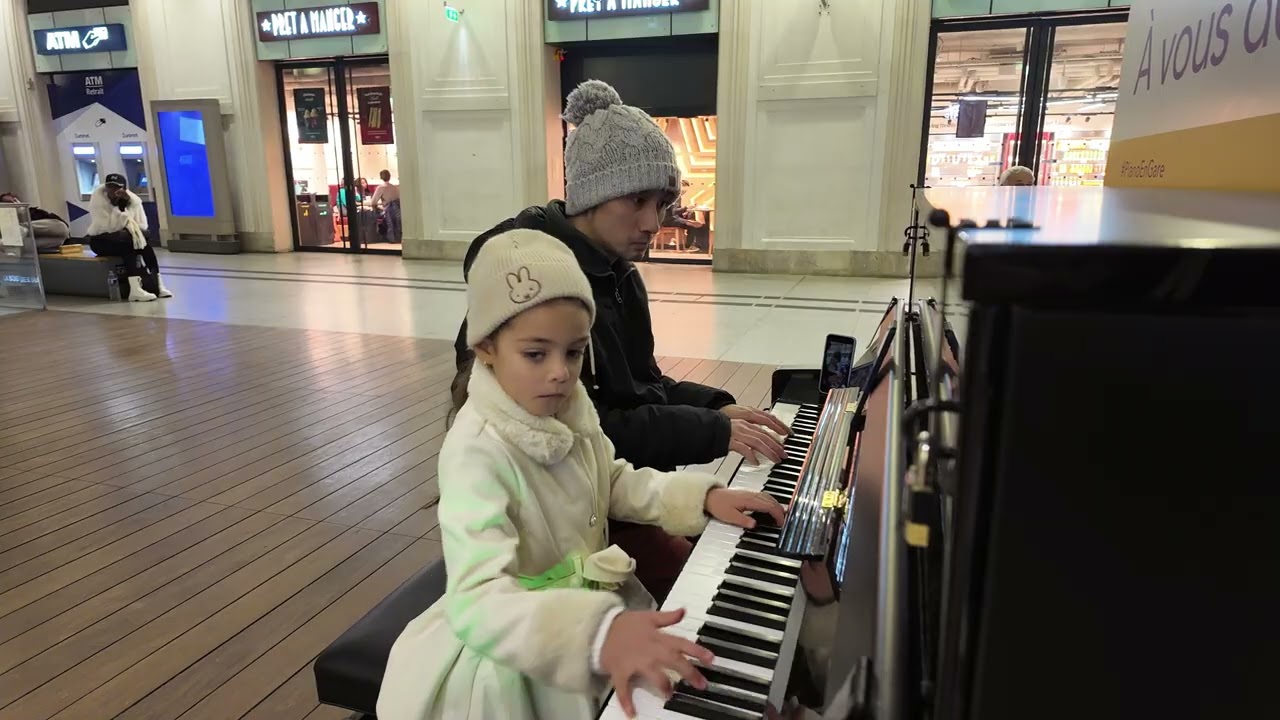 Maya (age 6) improvise on &ldquo;Experience&rdquo; in a Parisian train station 🎹🇫🇷