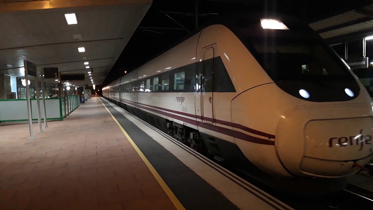 Renfe 120 maniobrando en Salamanca.