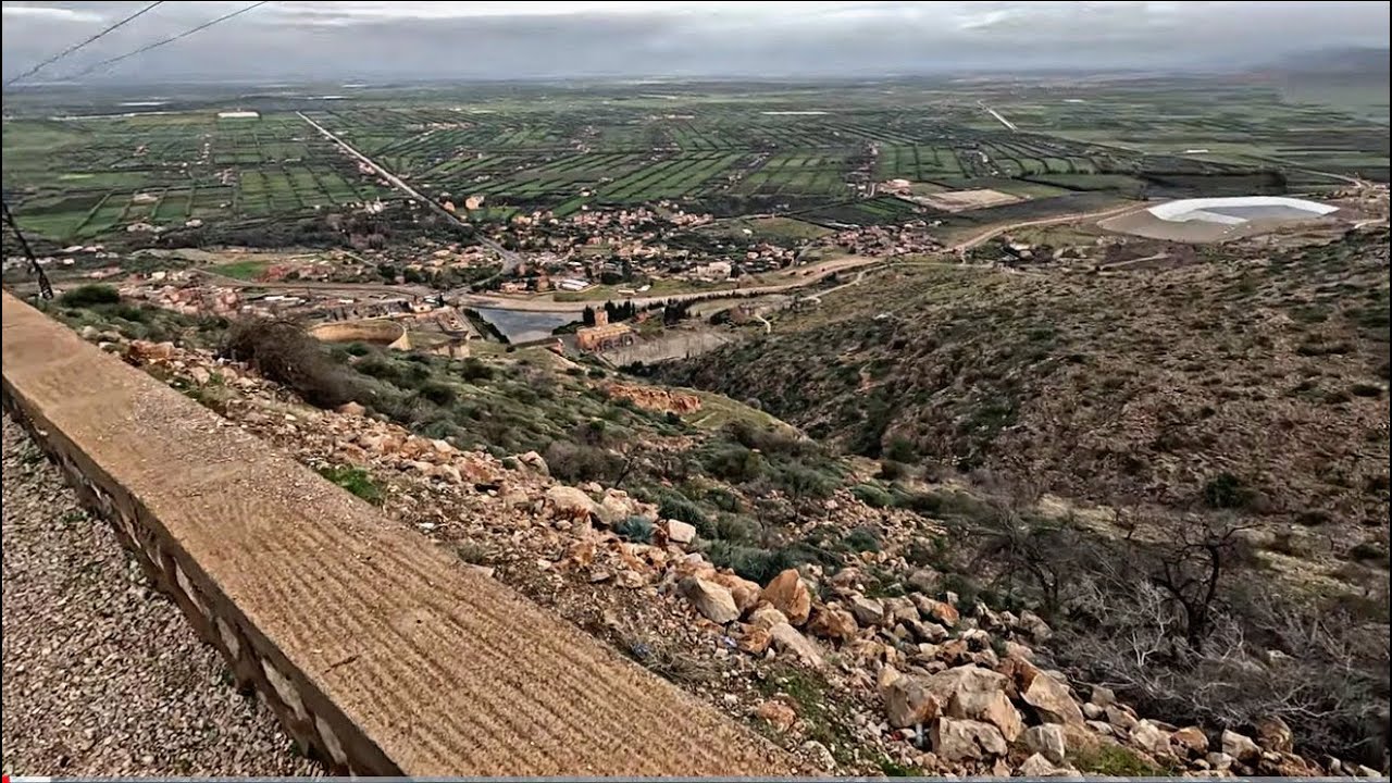 أحلـى كلاسيكية أطلسية تنغمـك بصوت هادىء وسـط جبال واعرة تحكـي ملاييـن القصص بمنحدارتها ومنعرجاتها 