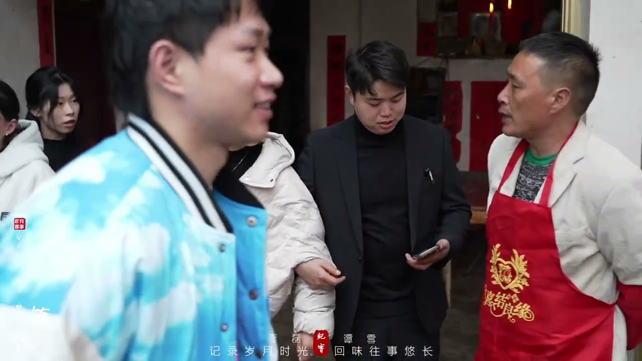 来自镇雄去年腊月初五初六五德李先生与谭女士的航拍婚礼纪第一天 带你们走进镇雄传统婚礼习俗第一天，早上的婚宴准备和去女方家过礼都是传统习俗。晚上的四言八句更是把祝福语集合诗歌的押韵所体现与全国不一样的