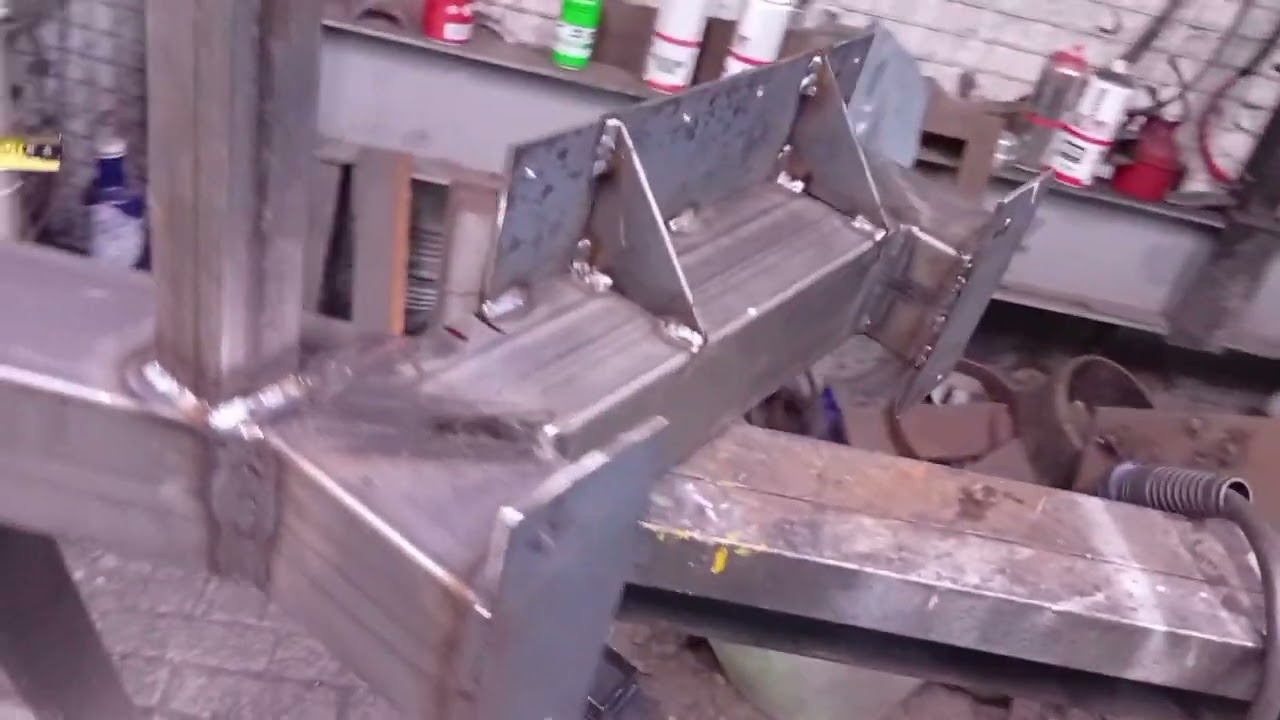 Escalera de hierro y madera en sito muy estrecho ewg