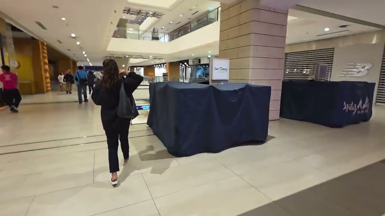 Trying to find an exit while the Mall is closing. ( Ayala Malls) 🇵🇭