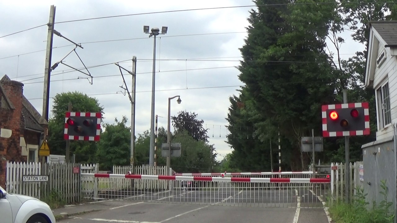 Ingatestone Station LC, 360106 - 360118 (29/06/2017)