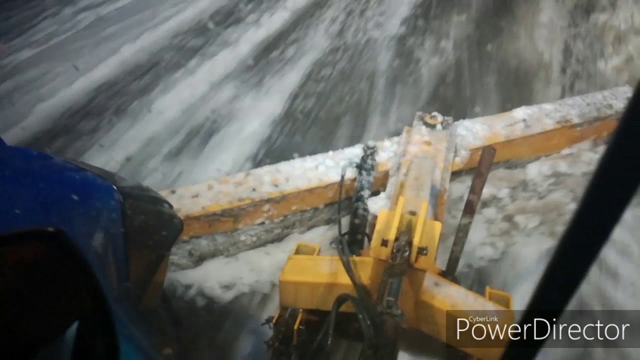 Clearing snow. Lumitöitä.