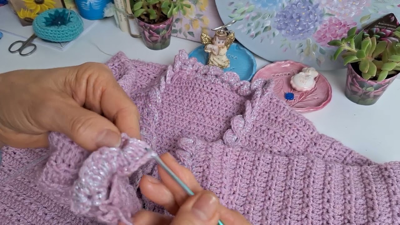 Golfino uncinetto rifinito con volant di archetti...oggi senza aiuto di gattino☺️🐈🐈‍⬛🐱