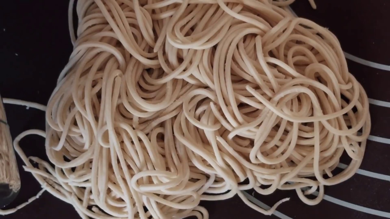 在家压面条