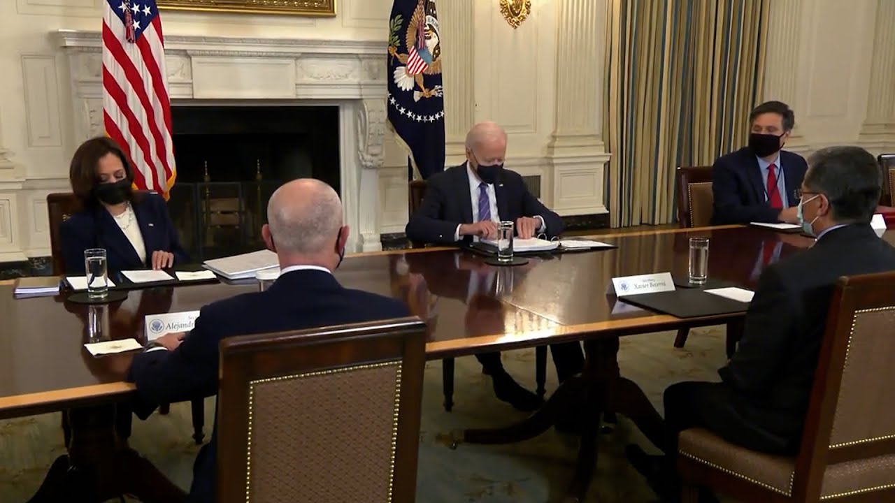 Biden encarga a Harris 
