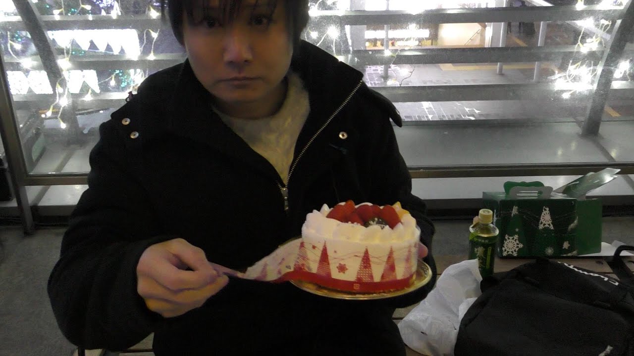 ぼっちが博多駅のイルミネーションで1人寂しくケーキを食べる