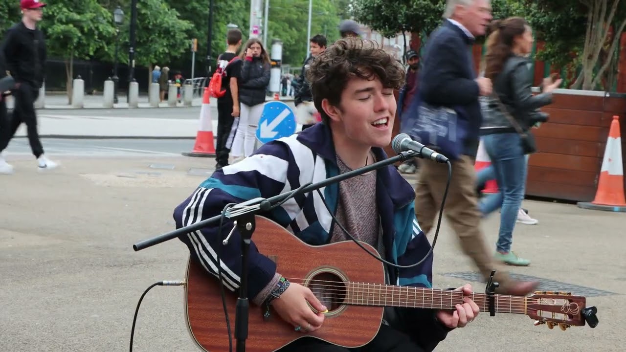 Padraig Cahill cover of I'm Yours Live from Grafton Street Dublin Crowd pleaser from the mastro