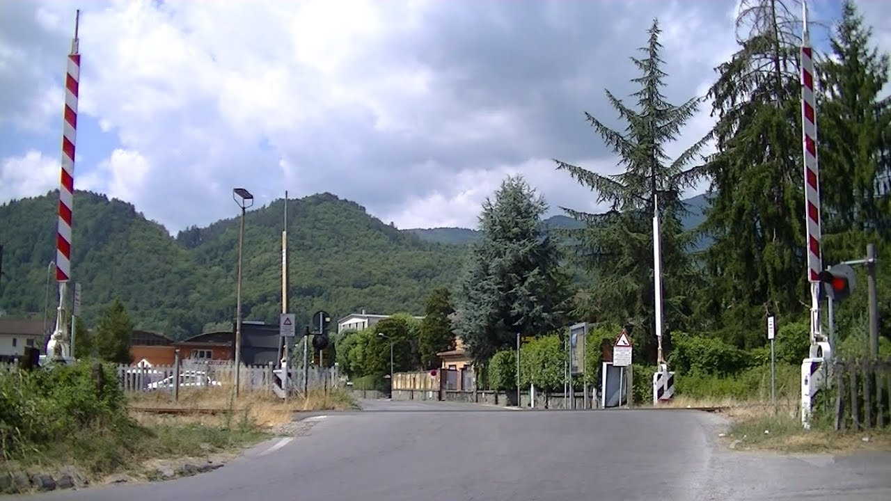 Spoorwegovergang Castelnuovo di Garfagnana (I) // Railroad crossing // Passaggio a livello