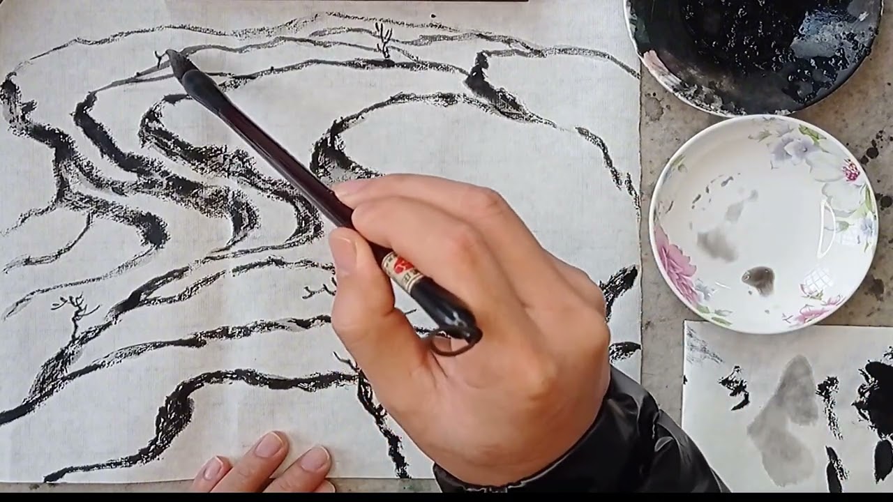 5分钟看懂的山水画技法，焦墨勾田埂淡墨勾倒影，就画出梯田。