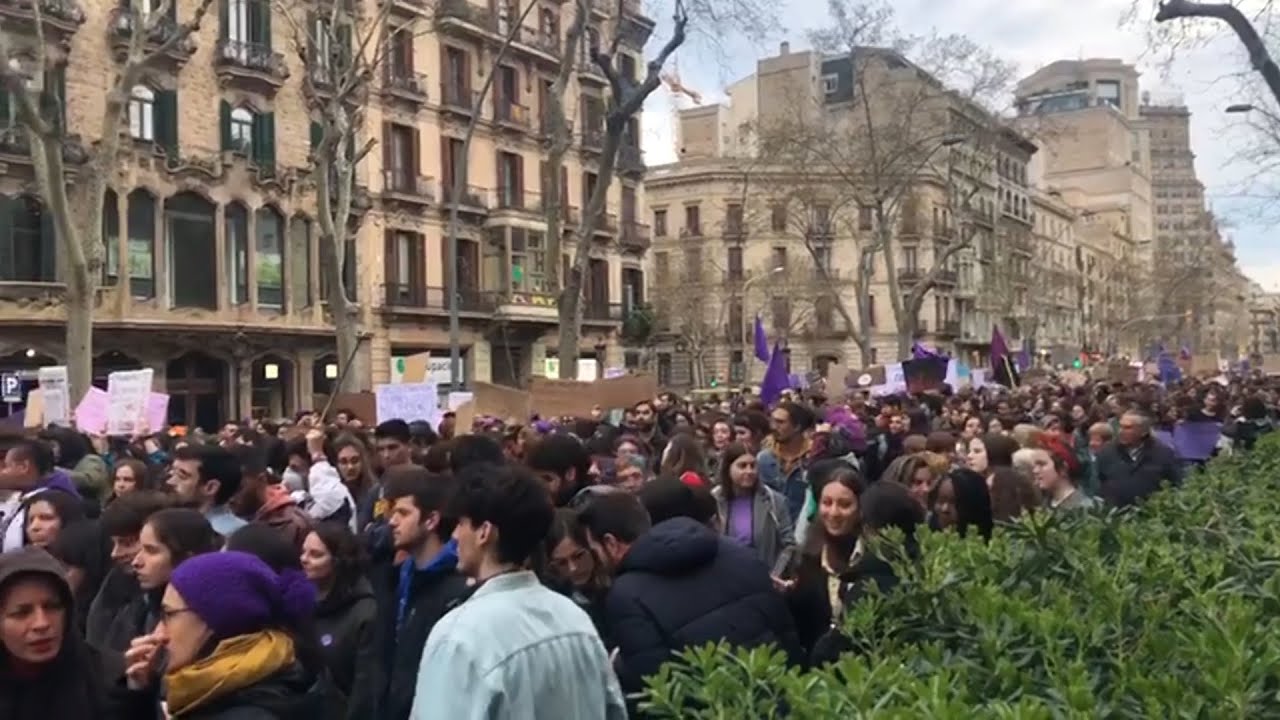 La manifestación feminista de Barcelona llena la Gran Via