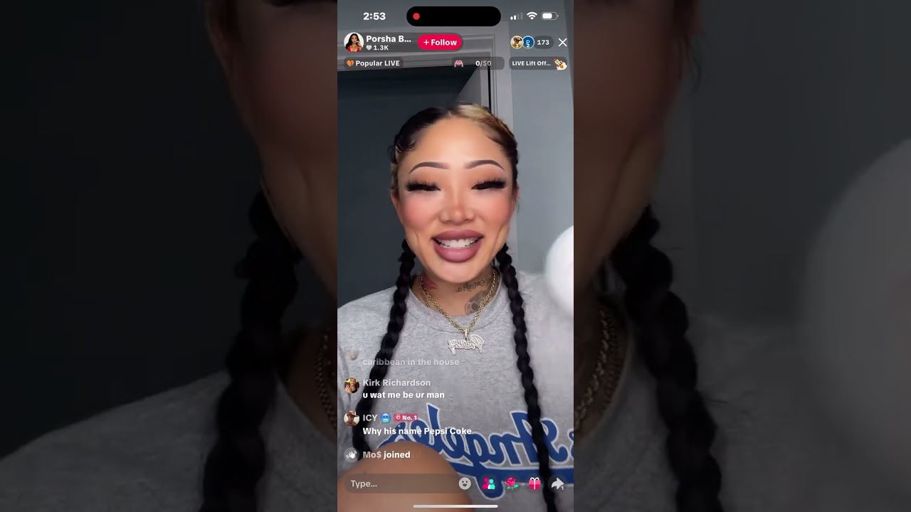 Татуированная модель в прямом эфире TikTok (14.10.25)