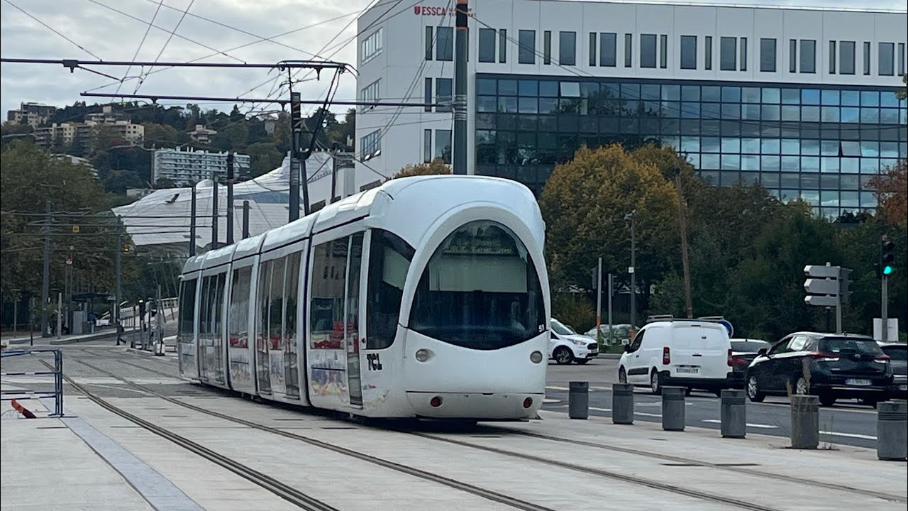 Tramway de Lyon Citadis 302 aux Halles Tony Garnier et Debourg sur la ligne T1  