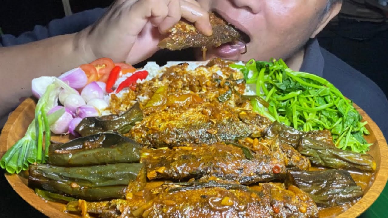 FISH CURRY.FRIED AUBERGINE.KANGKUNG.SHALLOTS SALAD | MUKBANG EATING-Nasdy Vlog