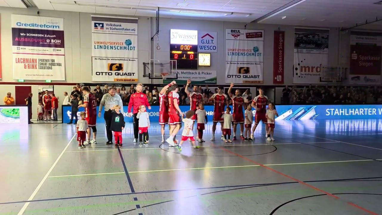 TuS Ferndorf gegen HSG Hanau. Einlauf und Choreo der Brigade C zu ihrem 20-jährigen Jubiläum.